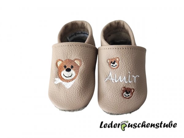 Lederpuschen beige mit namen weiß kleine baeren und baer mit tuch